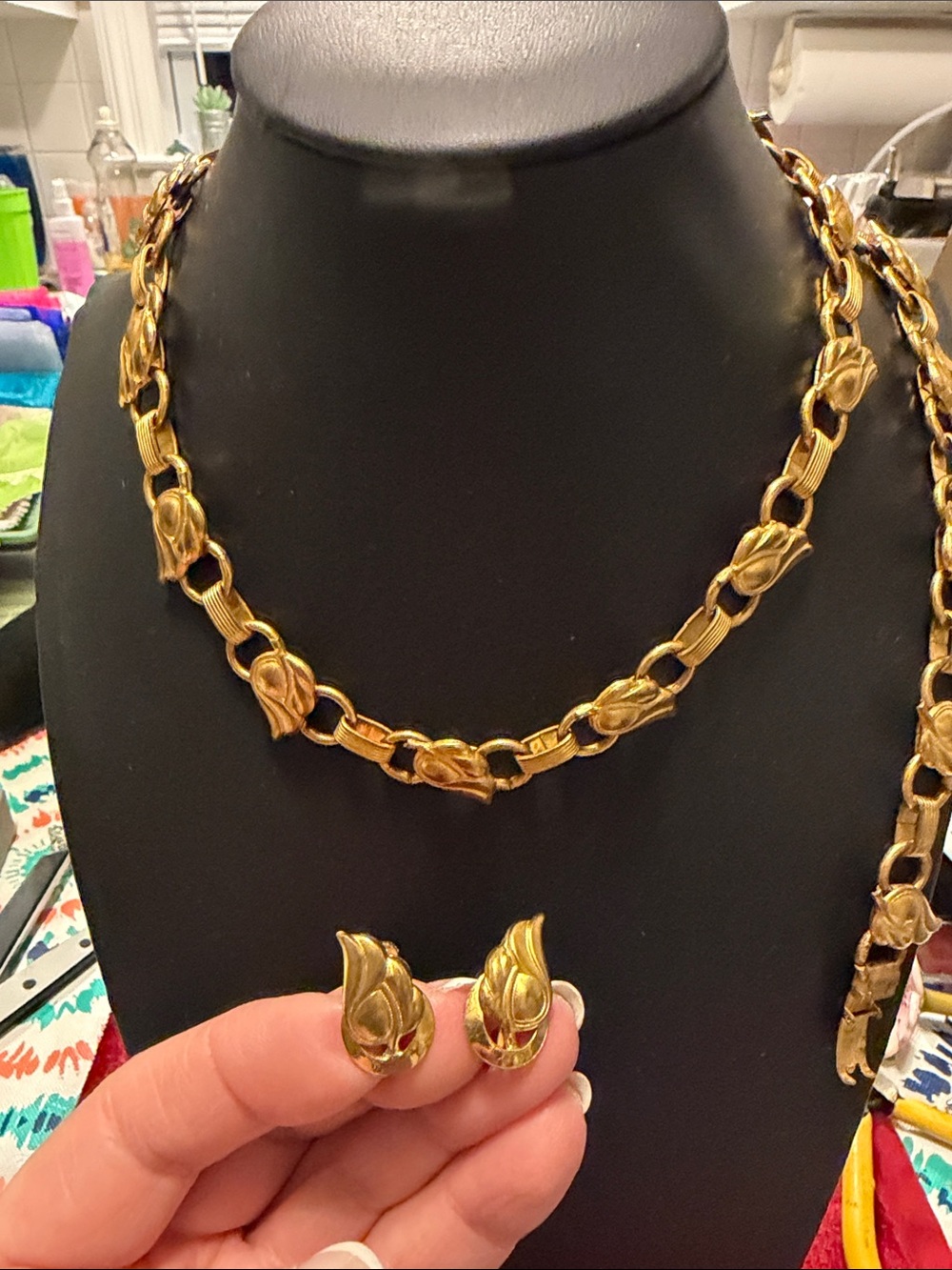 Vintage 14”Gold Tone Leaf Link Necklace and screw On Earrings and 7” bracelet